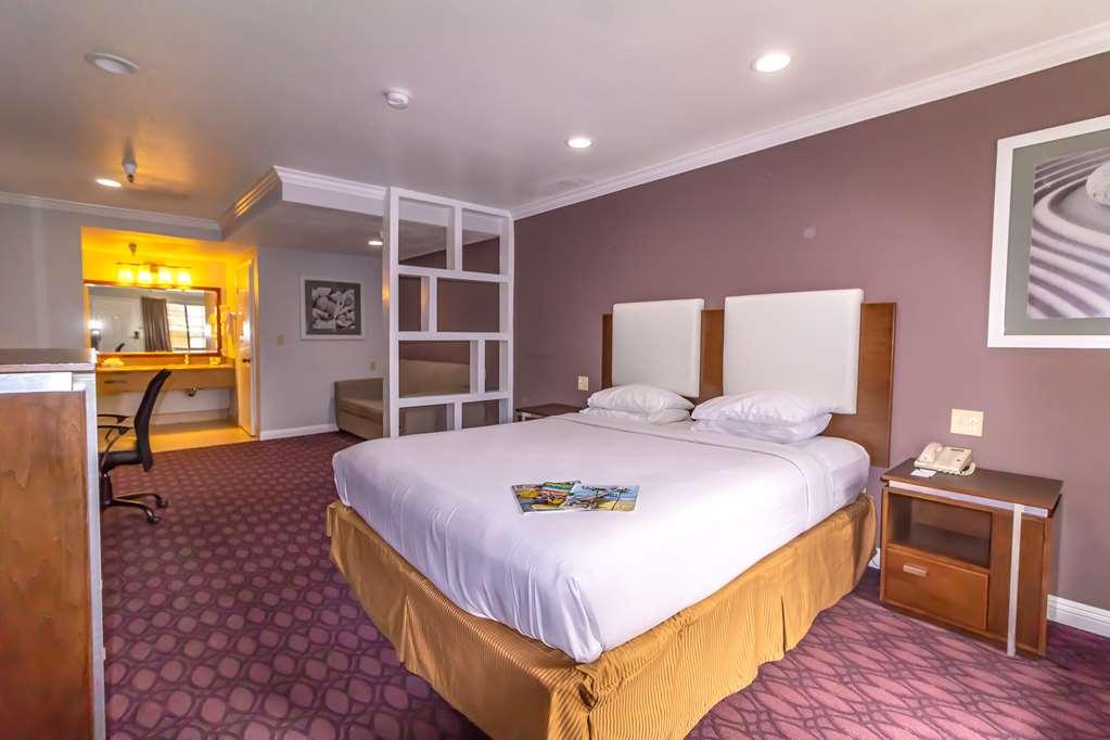 Pacific, Hotel