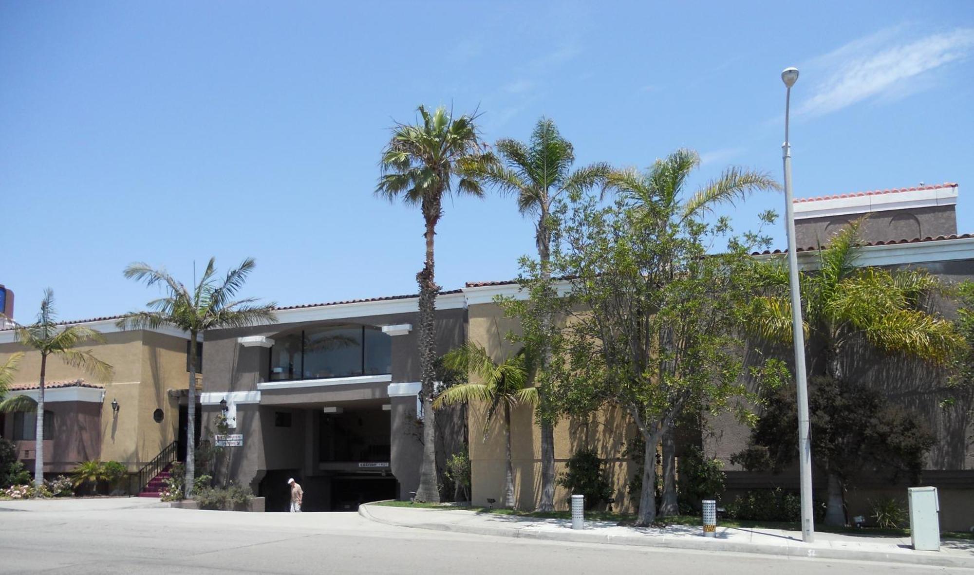 Pacific, Hotel